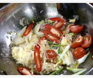 คั่วจิ้นส้มหรือคั่วแหนม ผัดใส่ไข่ไก่และวุ้นเส้น