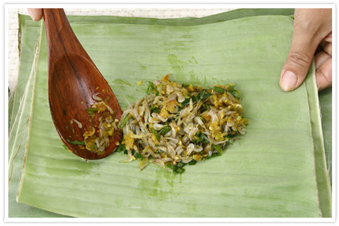 ตักวางบนใบตอง