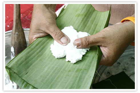 นำแป้งวางบนใบตอง