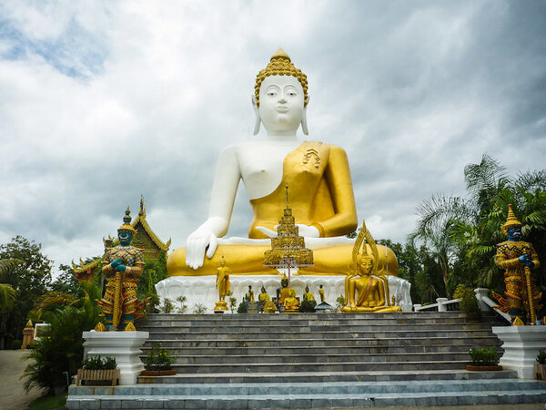 พระองค์ใหญ่บนวัดพระธาตุดอยคำ