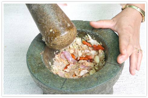 โขลกเครื่องแกง
