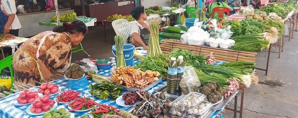 ตลาดสดท่าตูม ผักพื้นบ้าน