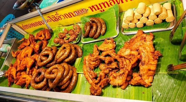 กาดธานินทร์ เชียงใหม่ ร้านของทอด ไส้อั่ว