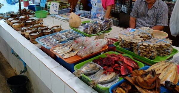 ตลาดเช้า ลำลูกกา ตลาดใหญ่ลำลูกกา ร้านขายปลา