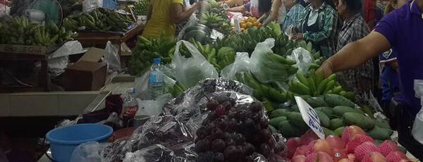 ตลาดกลางผักและผลไม้ ร้านขายผลไม้