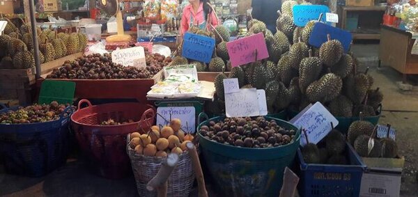 ตลาดผลไม้ตะพง ร้านขายผลไม้สด