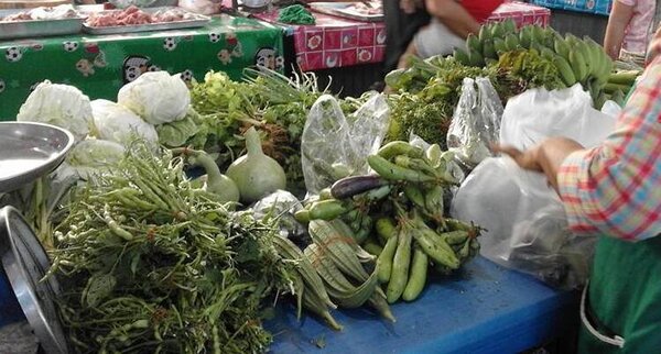ตลาดร้อยโทล้วน ร้านขายผัก