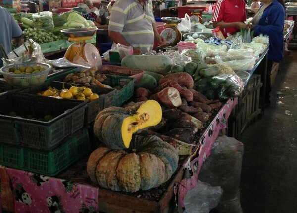 ตลาดเทศบาลตำบลท่ายาง ร้านขายผัก ผักพื้นบ้าน