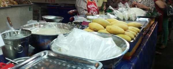 ตลาดเทศบาลเมืองอุดรธานี ร้านข้าวเหนียวมะม่วง
