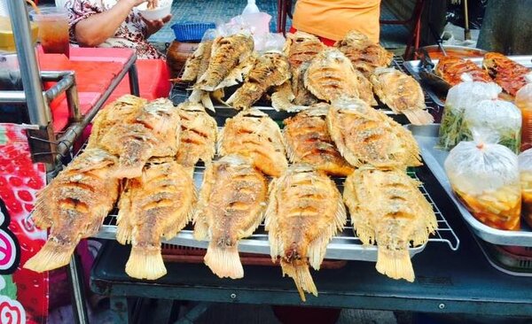 ตลาดสด กาญจนบุรี ร้านปลาทอด