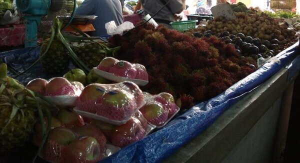 กาดประตูเชียงใหม่ ร้านผลไม้