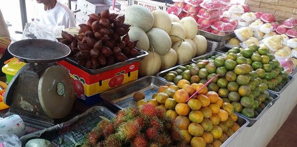 ตลาดสดเย็น ตลาดเทศบาลตำบลด่านซ้าย ร้านผลไม้