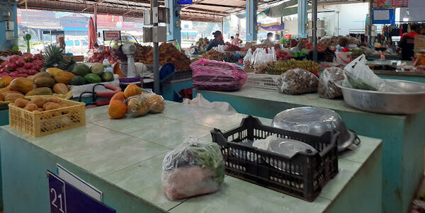 ตลาดเช้าสกลนคร ตลาดสดเทศบาลตำบลกุสุมาลย์ ร้านผลไม้