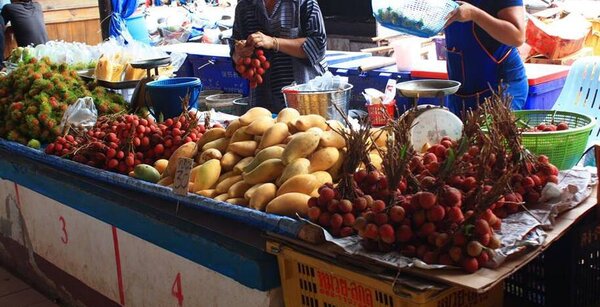 ตลาดเช้า สกลนคร ตลาดสดเทศบาลตำบลกุดบาก ร้านผลไม้