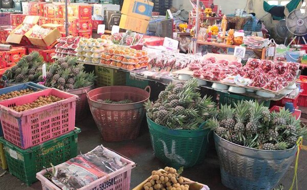 ตลาดกลางผักและผลไม้ ร้านผลไม้