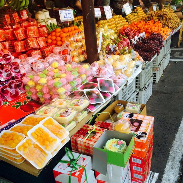 ตลาดเช้าสุรินทร์ ร้านผลไม้ ขนมหวาน