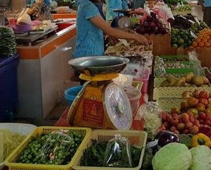 ตลาดสด จันทบุรี ตลาดเจริญสุข อยู่ติดถนนพระยาตรัง