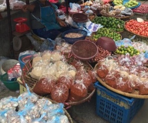 ตลาดสดในโคราช ตลาดเทศบาลตำบลสูงเนิน จังหวัดนครราชสีมา ใกล้กับโรงเรียนระดมวิทยานุสรณ์