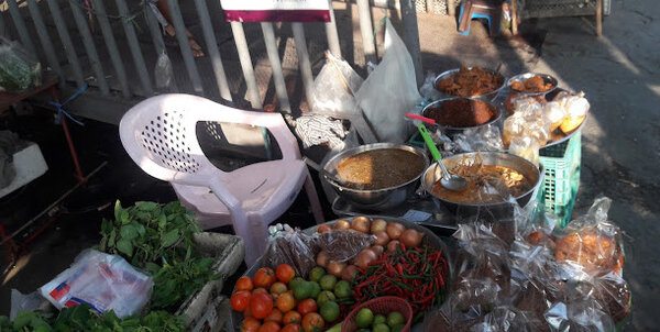 ตลาดสดเทศบาลวิหารแดง ร้านผักและอาหารปรุงสุก