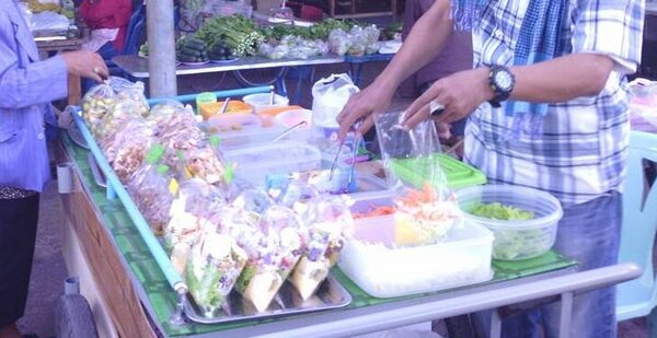 ตลาดสดยโสธร ร้านสลัด ผักสด