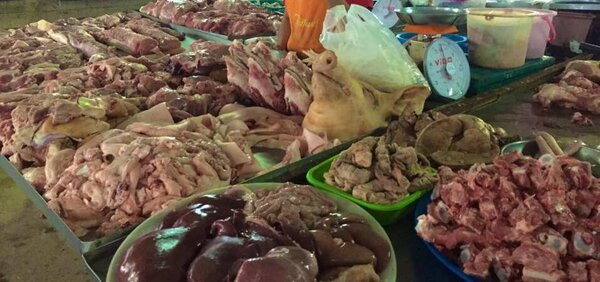 ตลาดสด บ.ข.ส. กระบุรี ร้านหมูสด