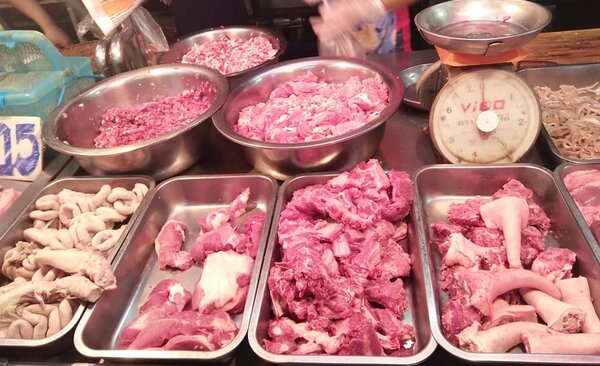 ตลาดเดอะวอล์ค ตลาดเช้าชลบุรี ร้านหมูสด