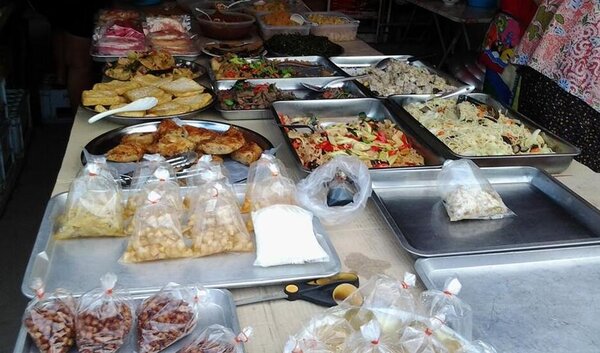 ตลาดนัดย่านลำลูกกา ตลาดใหญ่ลำลูกกา ร้านอาหารปรุงสุก