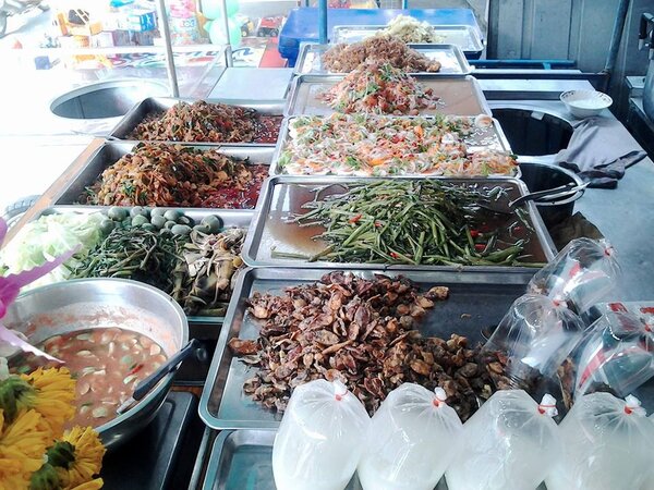 ตลาดเช้าสิงห์บุรี ตลาดสดไม้ดัด ร้านอาหารปรุงสุก