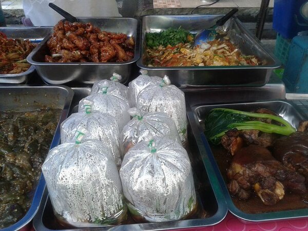 ตลาดเช้า กาญจนบุรี ตลาดชุกโดน ร้านอาหารปรุงสุก