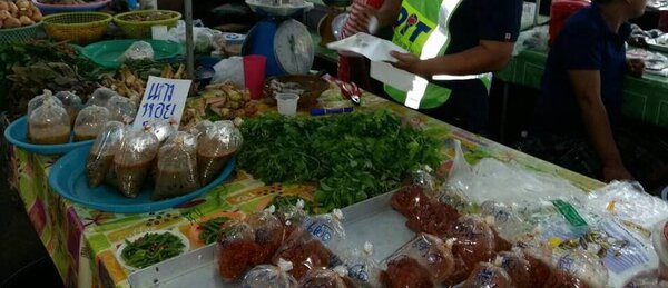 ตลาดขายผัก ผลไม้ ตลาดร้อยโทล้วน ร้านเครื่องแกง