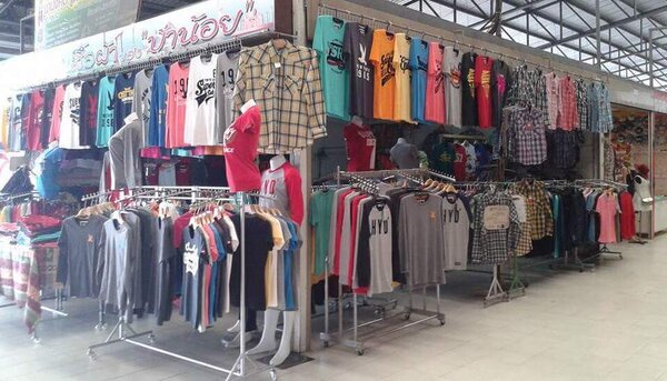 ตลาดศรีเมือง ราชบุรี ร้านเสื้อผ้า
