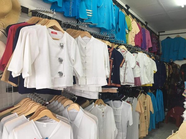 ตลาดศิริวัฒนา ร้านเสื้อผ้า