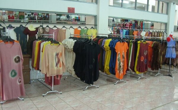 ตลาดต้นลำไย เชียงใหม่ ร้านเสื้อผ้า