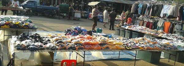 ตลาดสดยโสธร ร้านเสื้อผ้า รองเท้า