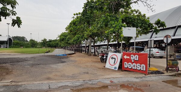 ตลาดผลไม้ ระยอง ลานจอดรถ