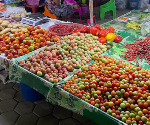 ตลาดสด เชียงใหม่ ตลาดเจดีย์แม่ครัว (กาดเจดีย์แม่ครัว) ใกล้กับวัดเจดีย์แม่ครัว