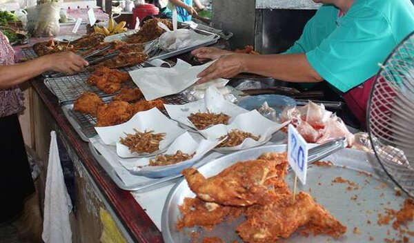 ตลาดเย็นพิษณุโลก ตลาดสดเทศบาลตำบลหัวรอ ร้านของทอด