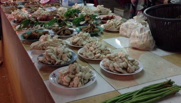 ตลาดเจดีย์แม่ครัว เชียงใหม่ ร้านขายเห็ด