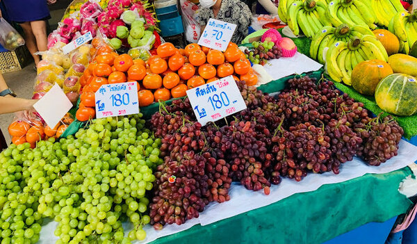 ตลาดเจดีย์แม่ครัว (กาดเจดีย์แม่ครัว) ร้านผลไม้