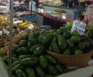 กาดแม่เหียะ หรือ ตลาดสดแม่เหียะ อยู่ติดถนนคันคลองชลประทาน