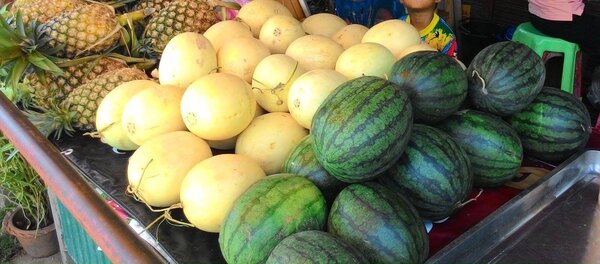 ตลาดต้นยาง ลำปาง ร้านผลไม้