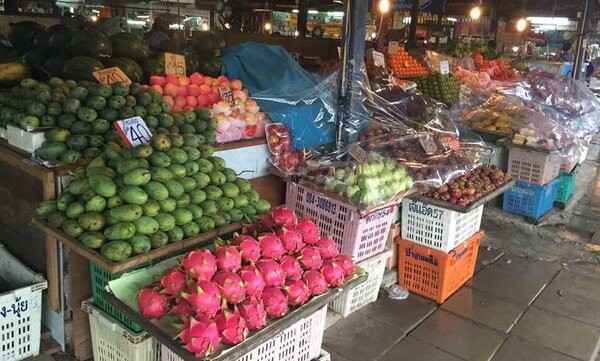 ตลาดสดรุ่งโรจน์ ร้านผลไม้