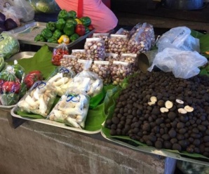 ตลาดของฝากลำปาง ตลาดทุ่งเกวียน (กาดทุ่งเกวียน) อยู่ติดทางหลวงหมายเลข 1 ลำปาง-เชียงใหม่