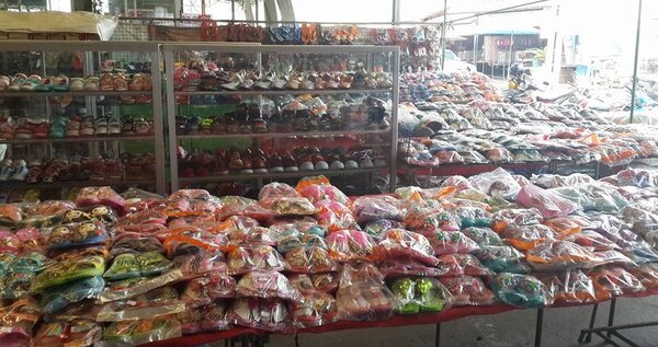 ตลาดเมืองทองดอนเจดีย์ จ.สุพรรณบุรี ร้านรองเท้า