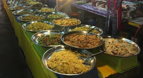 ตลาดรวมโชค เชียงใหม่ ร้านอาหารปรุงสุก