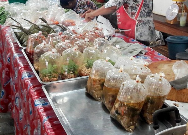 ตลาดเทศบาลตำบลขามทะเลสอ ตลาดสดในโคราช ร้านอาหารปรุงสุก