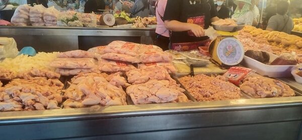 ตลาดสดสุพรรณบุรี ตลาดเมืองทองดอนเจดีย์ ร้านไก่สด