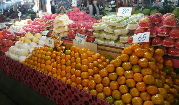 ตลาดสันป่าข่อย ตลาดสด เชียงใหม่ ร้านผลไม้