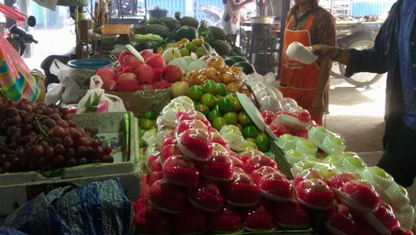 ตลาดชนแดน ตลาดศรีมนูญ ร้านผลไม้