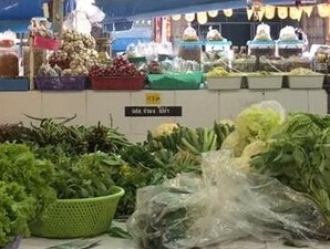 ตลาดค่ายสุรสีห์ ตลาดสดกาญจนบุรี เปิดทุกวัน เวลา 07.00-21.00 น.
